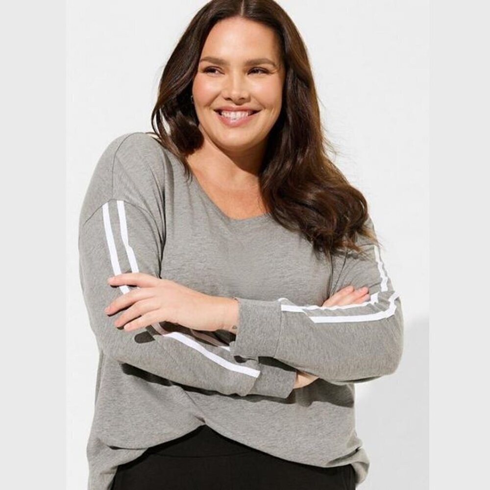Torrid - Super Soft Slub Crew Neck Drop Shoulder Varsity Tee in Heather Grey